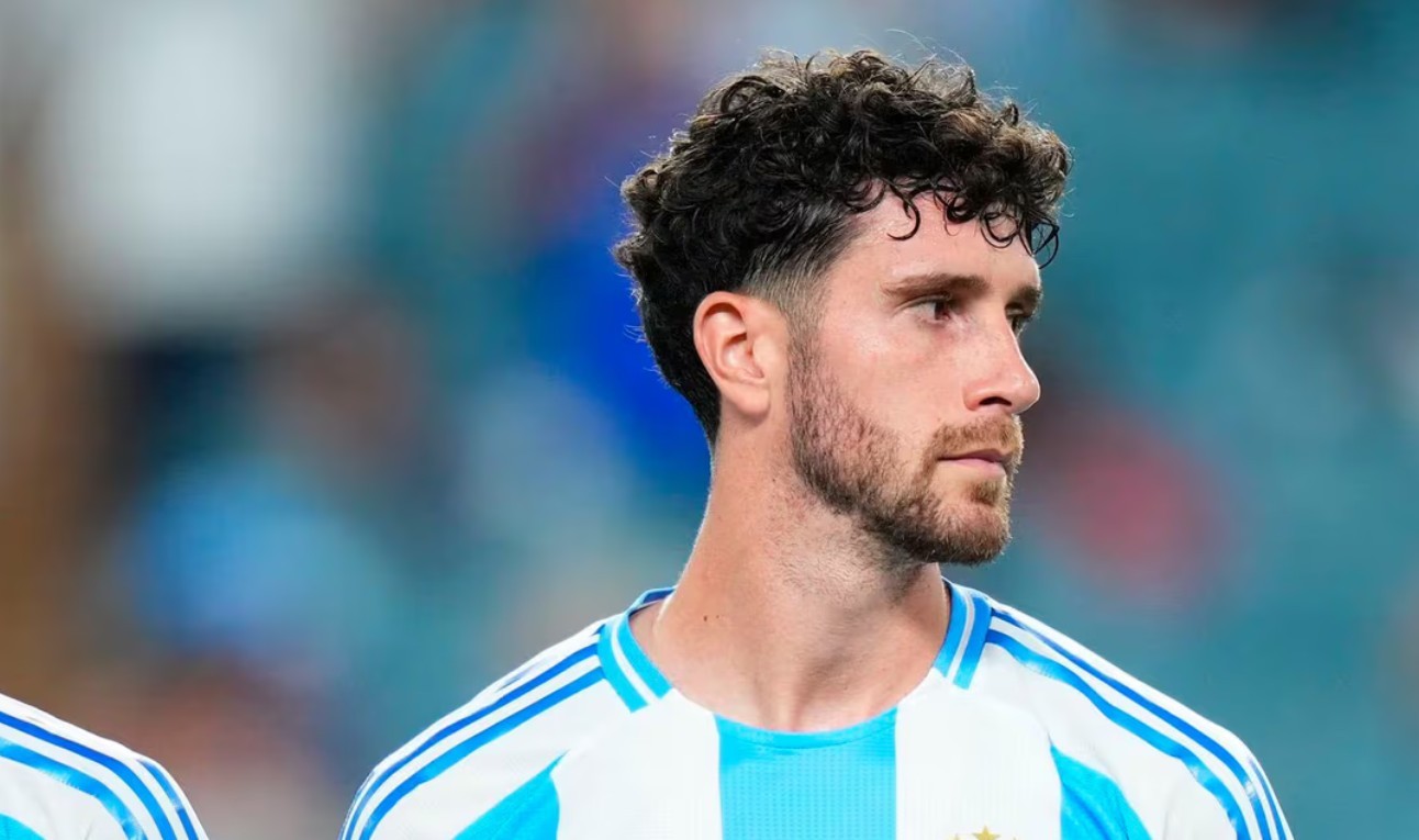 Marcos Senesi llegó a Kansas City para sumarse al plantel mundialista de la Selcción Argentina | Noticias