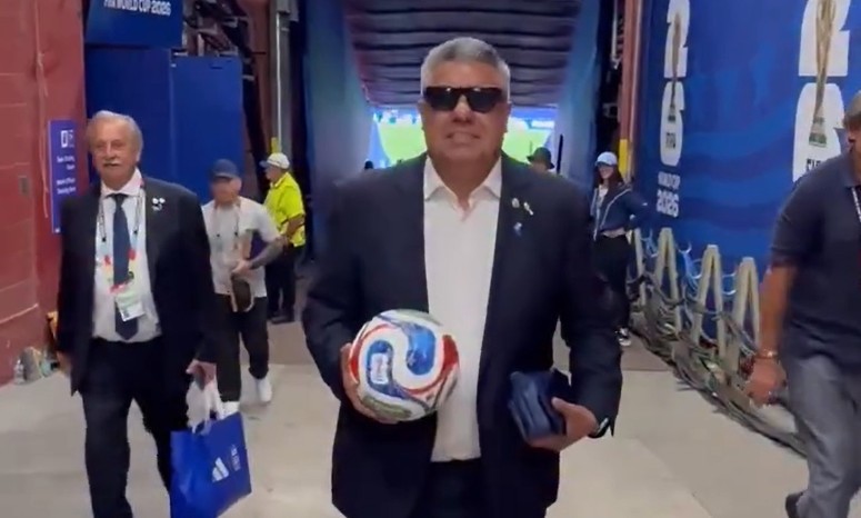 Claudio Tapia se llevó la pelota del hat-trick de Lionel Messi ante Argelia | Noticias