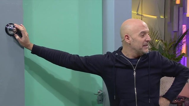 El increíble toc del Pelado López al salir de su casa | Exclusivos