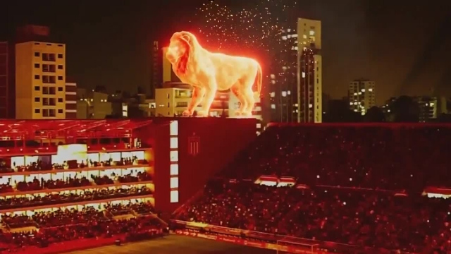 Impactante: un león de fuego se paseó por el estadio del Pincha | Sociedad