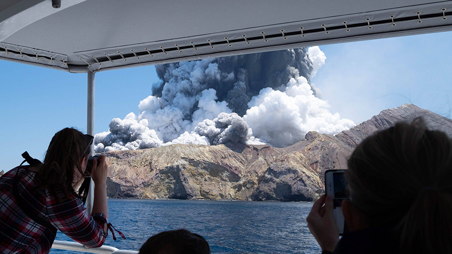 Explota un volcán en Nueva Zelanda | Sociedad