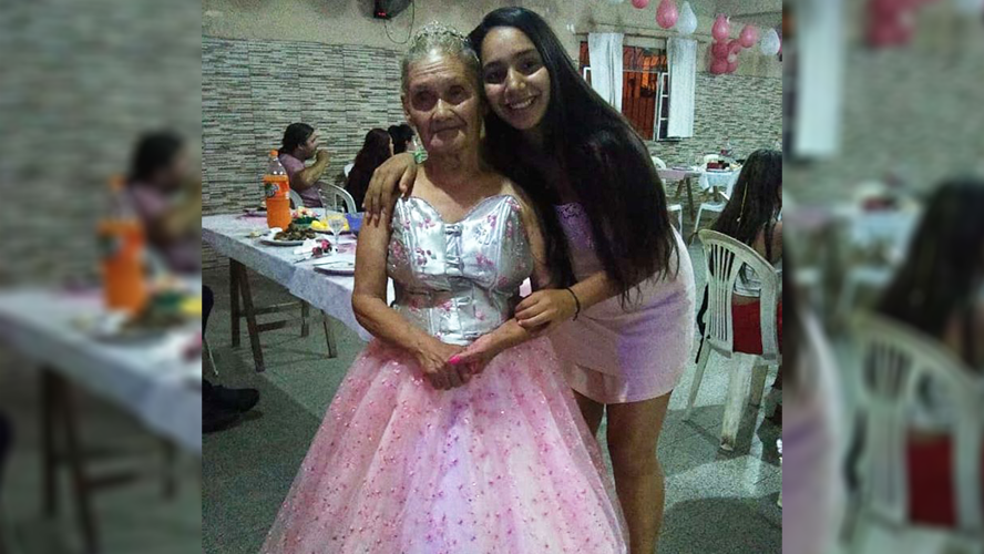 ¡Con 79 años una abuela hizo una fiesta de 15 muy original! | Virales