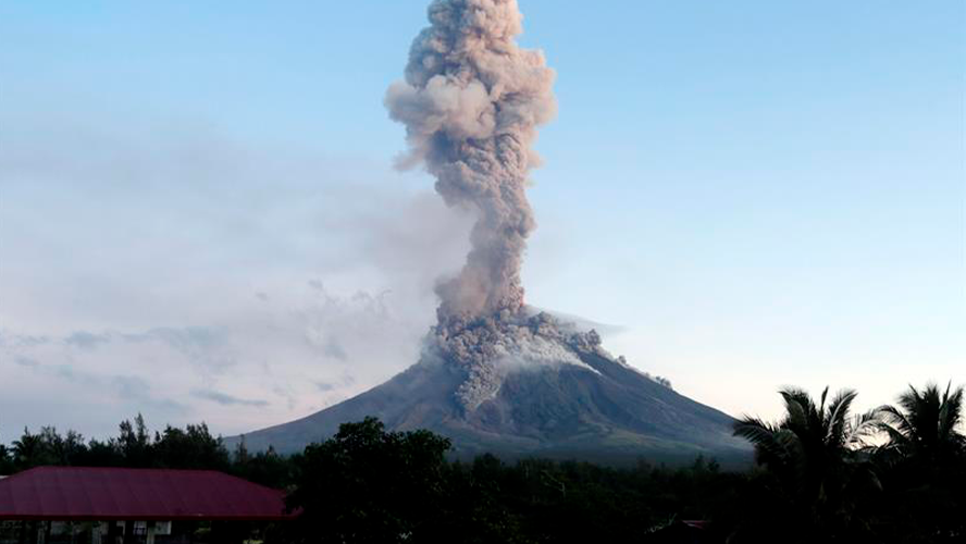 Una pareja se casó con un volcán en erupción de fondo | Virales