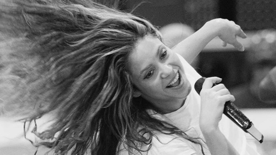 La peculiar forma en la que Shakira se prepara para dar un show en el Super Bowl: ¿Empapada y en el piso? | Música