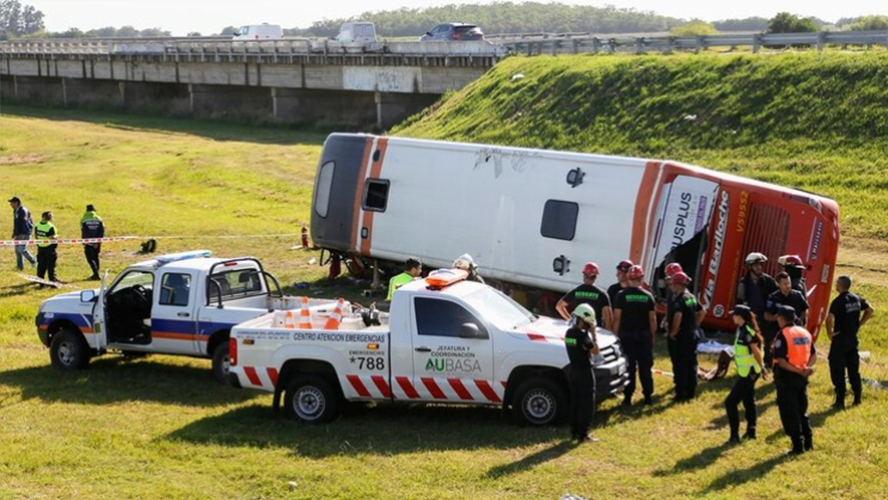 Volcó un micro de dos pisos en la Ruta 2 | Sociedad