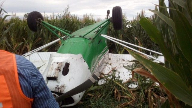 Una avioneta hizo un aterrizaje de emergencia y terminó dada vuelta | Sociedad