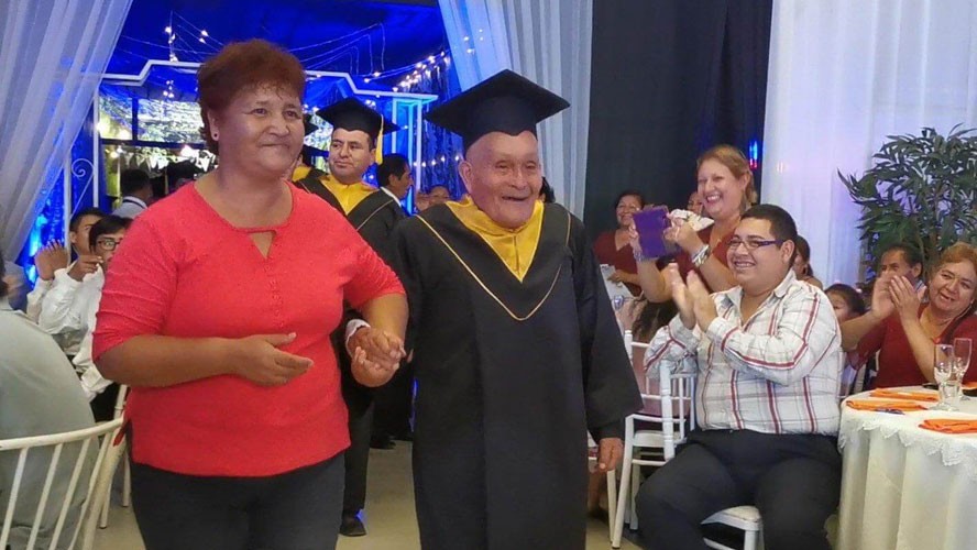 Tiene 89 años y se recibió de técnico electrónico | Sociedad