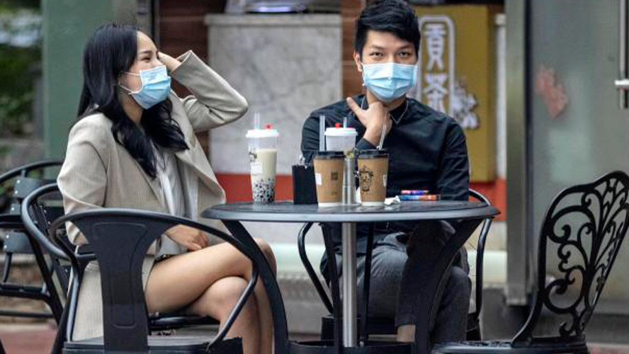 El nuevo saludo con los pies en China para evitar el coronavirus | Virales