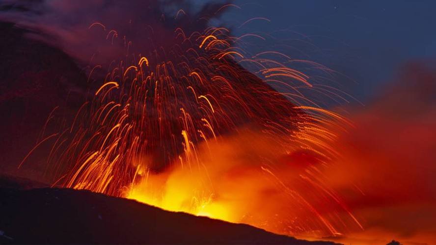 Alerta en Italia por la erupción del volcán Etna | Sociedad