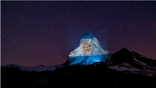 El día que la bandera argentina se proyectó en los Alpes Suizos | Virales