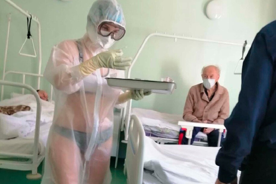 La enfermera que deja ver su ropa interior a pacientes con Covid-19 | Virales