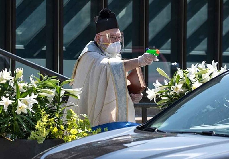 La alocada idea de un sacerdote para bendecir a los feligreses: ¡Con una pistola de agua! | Virales