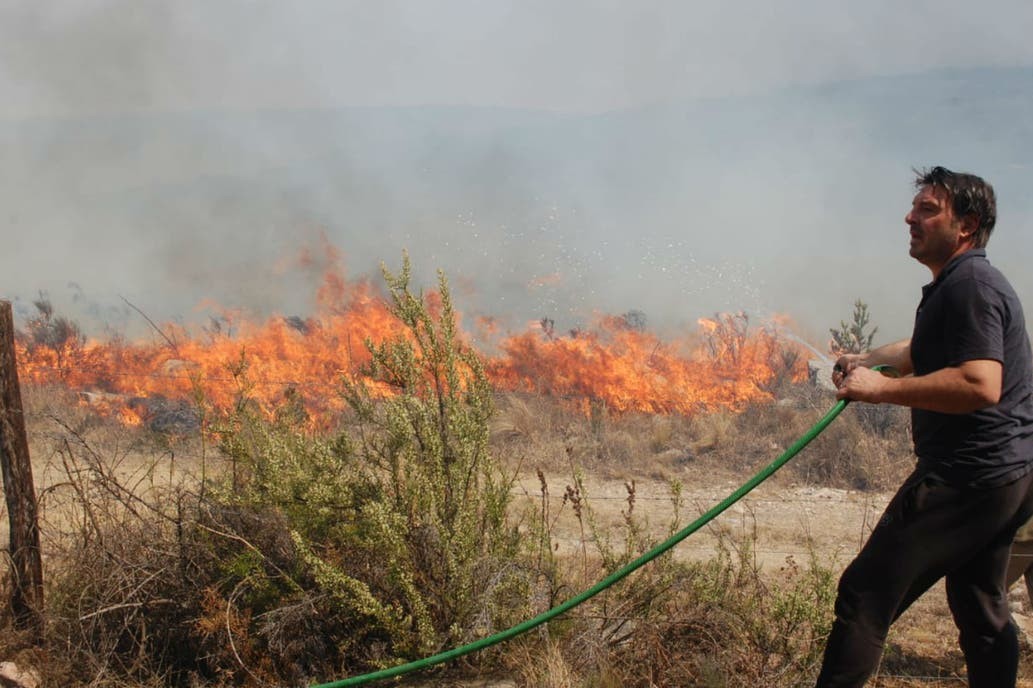 Incendios en Córdoba: Damián de Santo intenta salvar sus cabañas | Sociedad