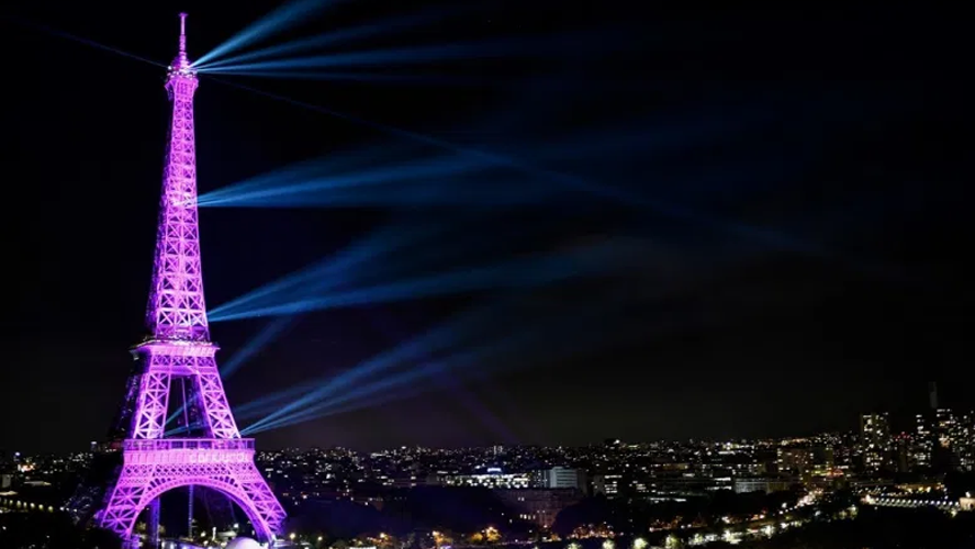 La Torre Eiffel se tiñó de rosa | Virales