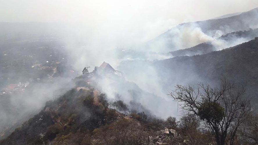 El fuego avanza la aerosilla de Los Cocos | Sociedad