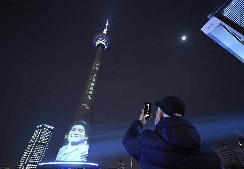 El tremendo homenaje a Maradona desde una torre en China | Deportes