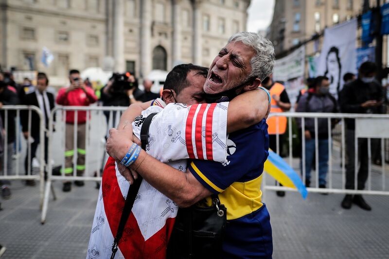 No hay rivalidades: las imágenes de hinchas de River y Boca llorando al 10 | Sociedad