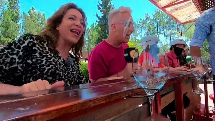 El divertido paseo de Lizy Tagliani y Marley en un bar andante | Exclusivos