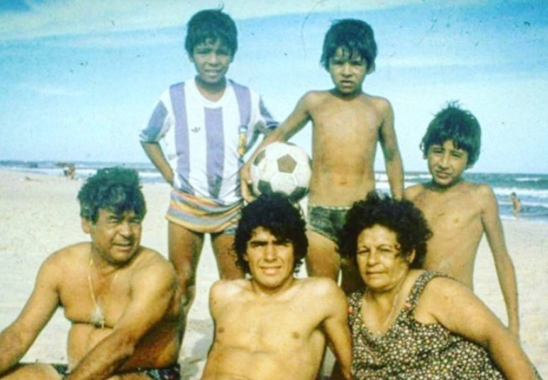 "Te pido que abraces a mamá y papá" el emotivo adiós de Lalo Maradona a Diego | Deportes