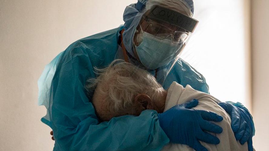 La historia del médico que abrazó a un paciente con coronavirus y emocionó a todos | Virales