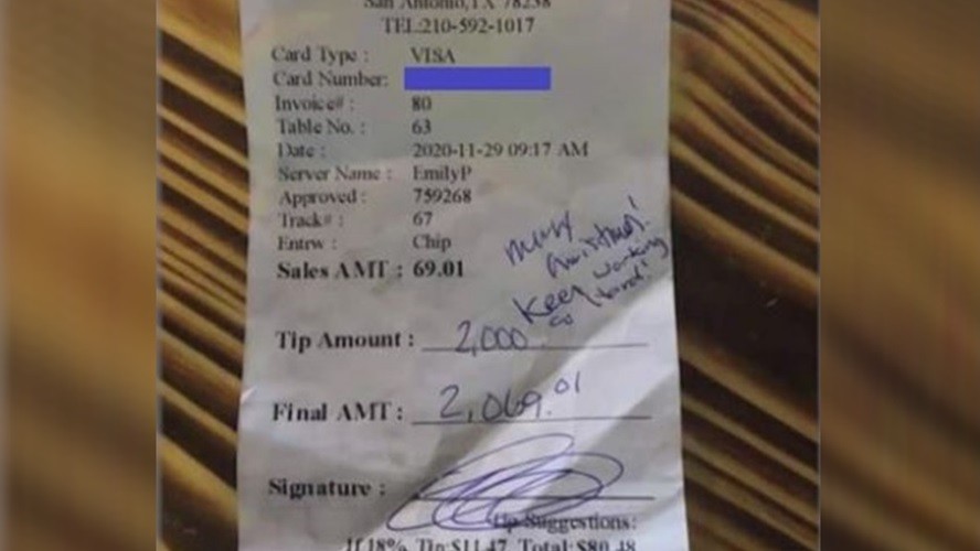 Una moza recibió 2000 dólares de propina y el bar no se la quiso entregar | Virales