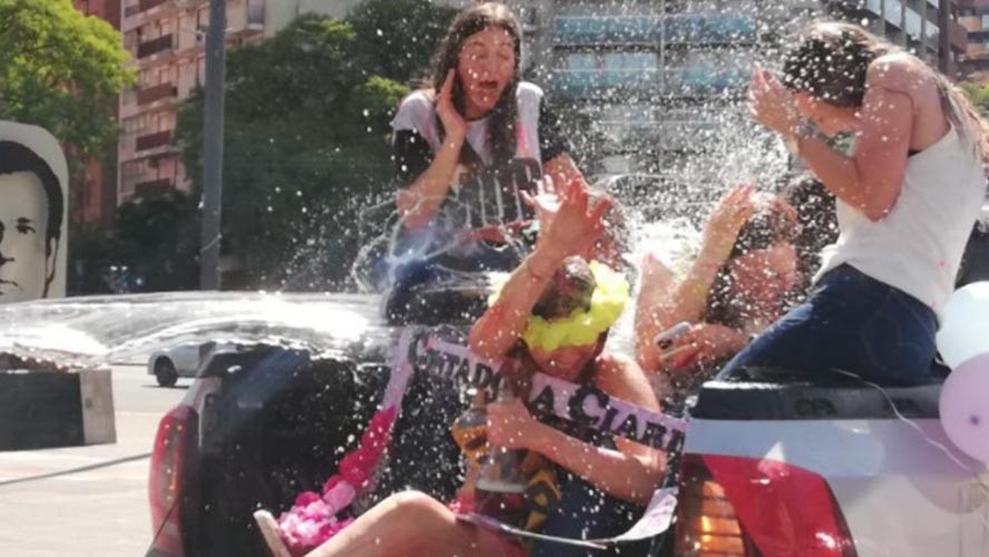 El limpiavidrios que se "coló" en el festejo de una egresada | Virales
