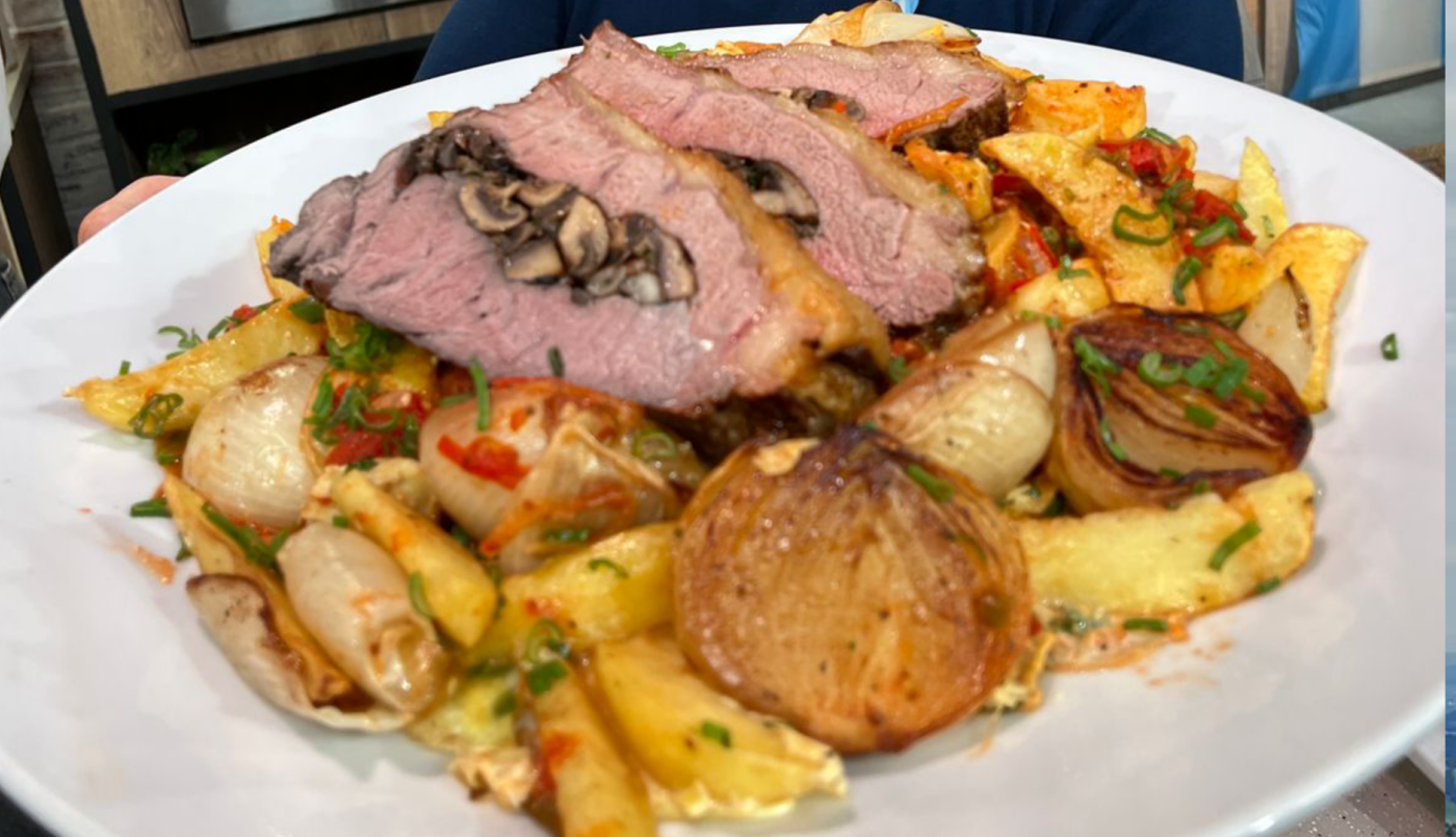Receta de bifes de chorizo con hongos, salsa criolla y papas en rodajas | Recetas