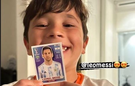 ¡Figurita difícil! La alegría de Mateo Messi al conseguir el preciado sticker de su papá | Espectáculos