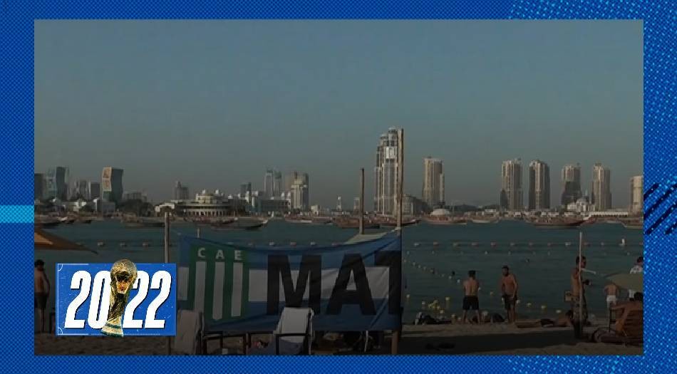 Los hinchas argentinos coparon una playa en Doha para reponerse de la derrota | Novedades