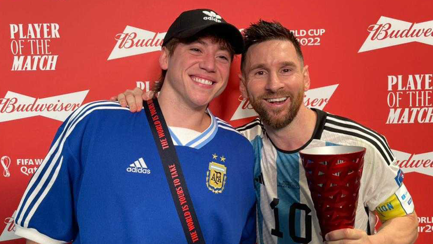 Paulo Londra le entregó la Copa al Jugador del Partido: ¡Leo Messi! | Espectáculos
