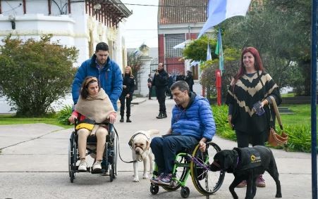 Entregan dos perros de asistencia que fueron adiestrados por presos bonaerenses | Sociedad
