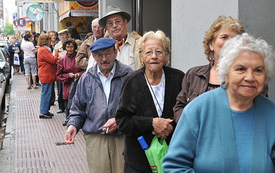 Cuándo se cobran los aumentos de junio y el bono para jubilados y pensionados | Sociedad