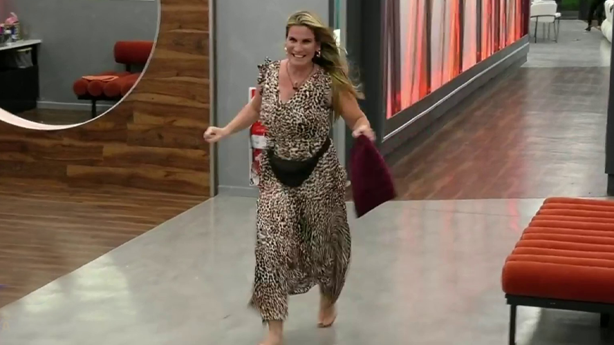 Carla 'Chula' tomó carrera y "primereó" el confesionario para hacer la espontánea | Mejores momentos