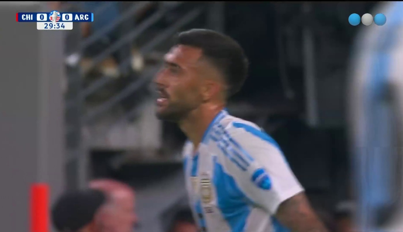 Nico González y un mal cabezazo que controló Claudio Bravo - Argentina vs. Chile | Mejores momentos