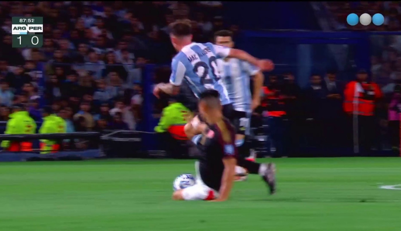 Terrible patada de Zambrano a Mac Allister - Argentina vs. Perú - Eliminatorias Sudamericanas 2026 | Mejores momentos