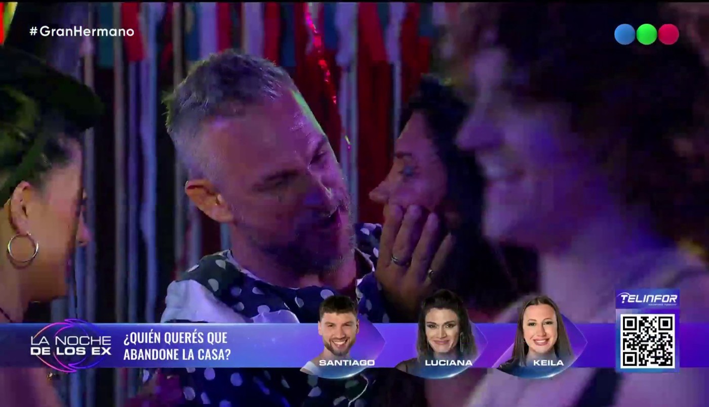Al parecer hubo "beso" entre Claudio y Andrea en la fiesta circense | Mejores momentos