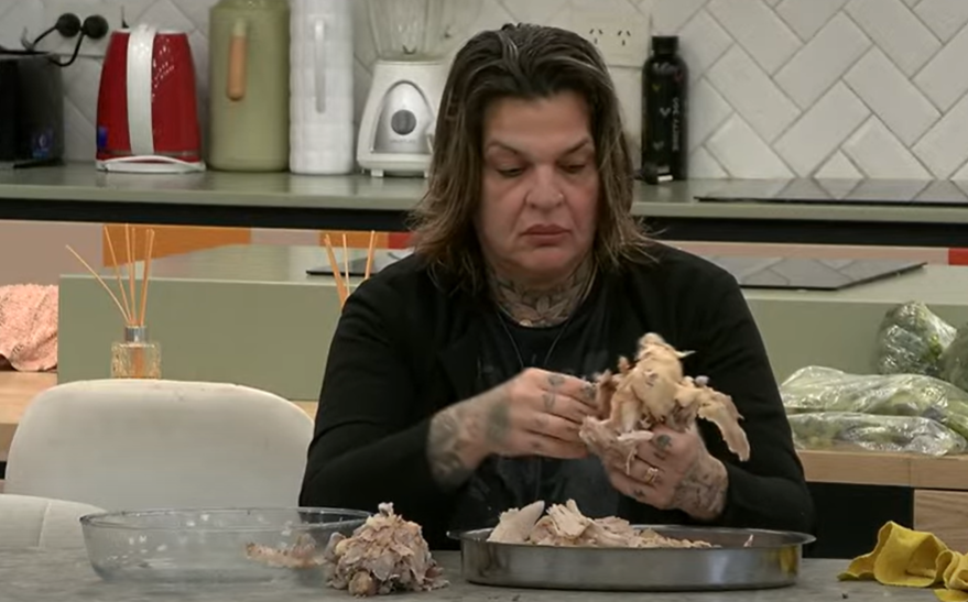 Sandra trozó un pollo con sus manos y con la cabeza a mil por hora | Mejores momentos