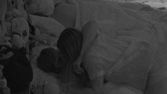 El apasionado beso de buenas noches entre Luana y Zunino