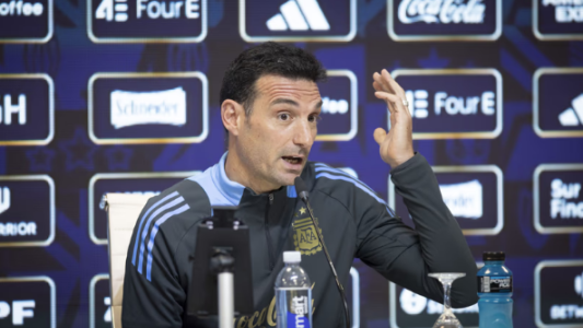Scaloni confirmó que el Dibu Martínez y Julián Álvarez están “disponibles” para el debut ante Argelia