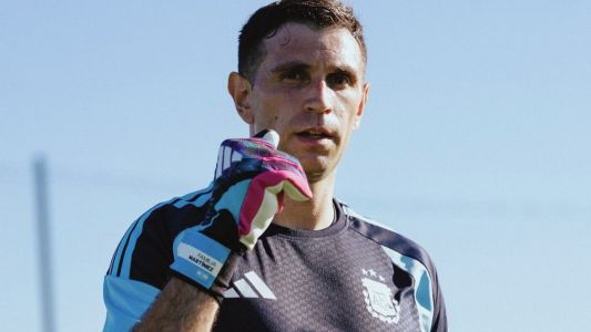 "Dibu" Martínez dio un paso clave en su recuperación y entrenó con el guante derecho por primera vez