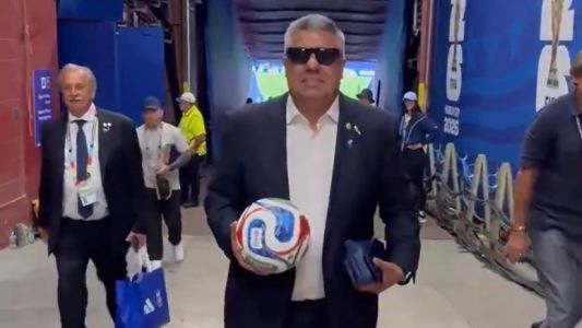 Claudio Tapia se llevó la pelota del hat-trick de Lionel Messi ante Argelia