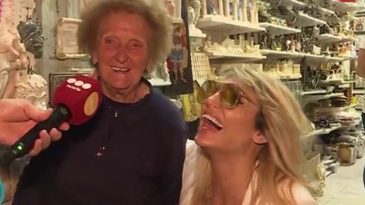 Vicky haciendo amigos por Atenas