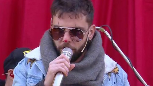 Los Caligaris cantan en vivo "Todos locos"