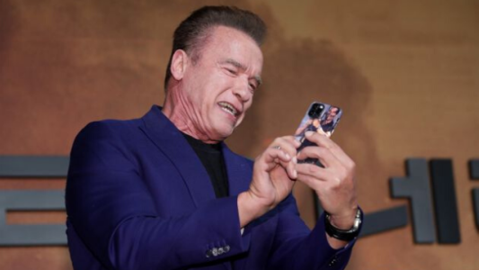 Arnold Schwarzenegger tiene la mejor funda de iPhone del mundo