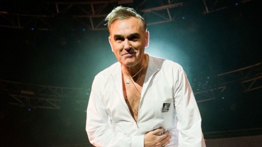 Insólito negocio: Morrissey vende discos de otros artistas firmados por él
