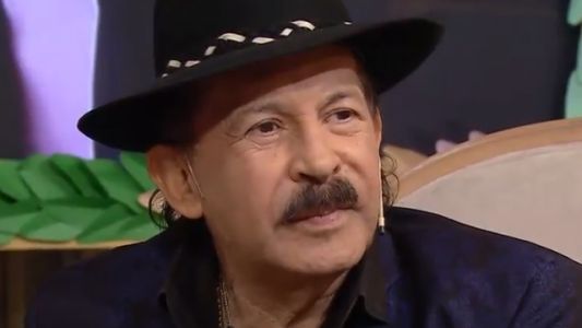 Antonio Ríos con 3 de sus hijos en el diván