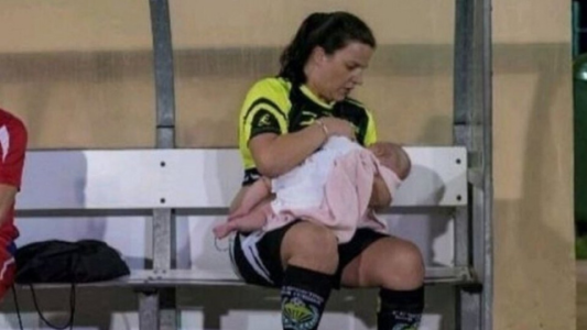 [VIRAL] La futbolista que amamanta a su bebé en pleno entrenamiento