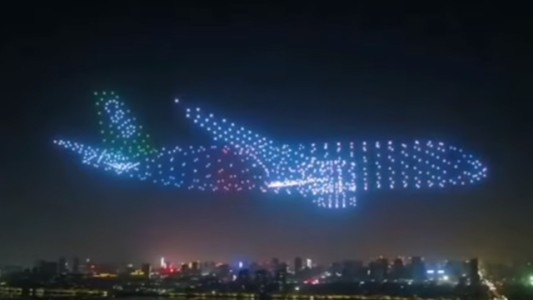 El increíble show de drones en China: Formaron un avión gigante