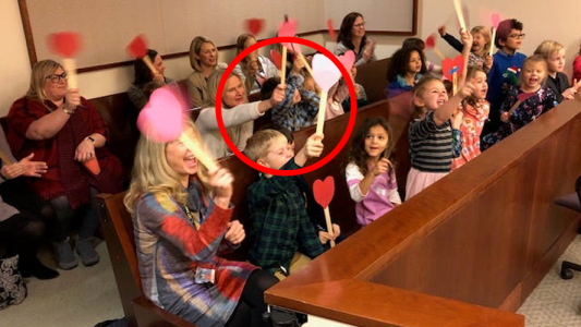 Un niño fue acompañado por sus compañeritos del jardín a la audiencia de su adopción