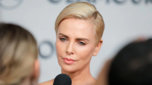 “Ella terminó con la amenaza”: Charlize Theron cuenta cómo su mamá mató a su papá
